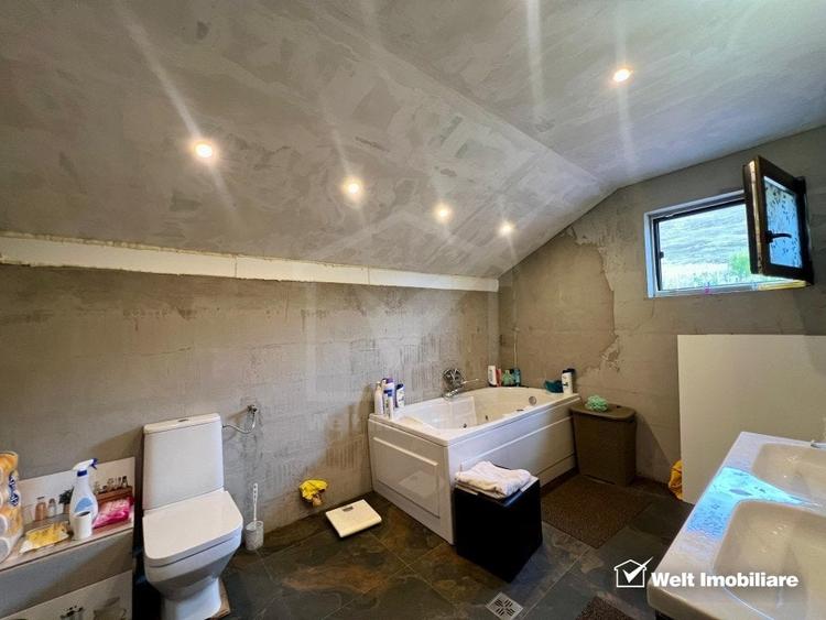 Casă individuală cu 6 camere cu Canalizare în Gădălin