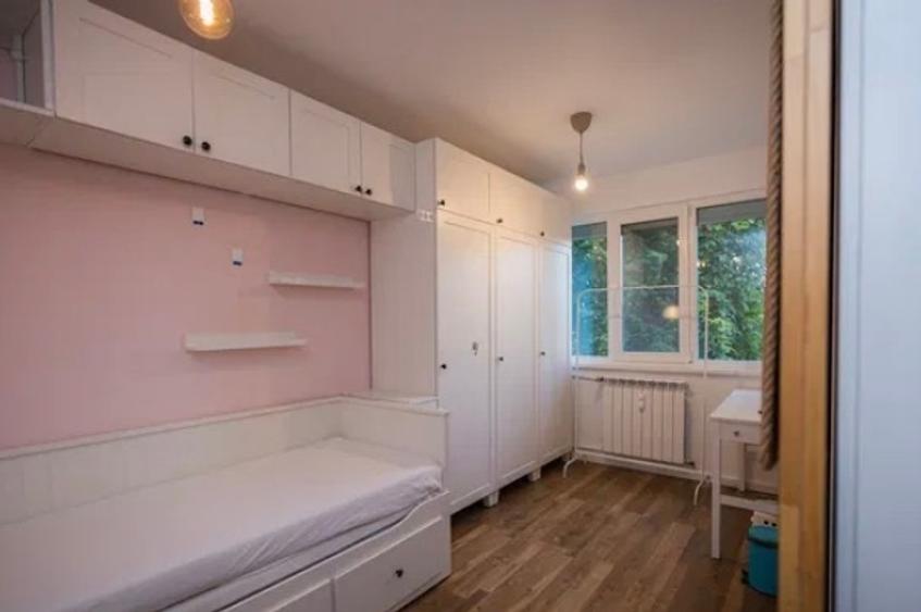 Apartament cu 3 camere semidecomandat, mobilat în Costin Georgian