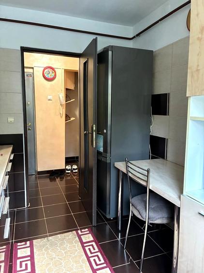 Apartament cu 3 camere semidecomandat, mobilat în Podu Roș