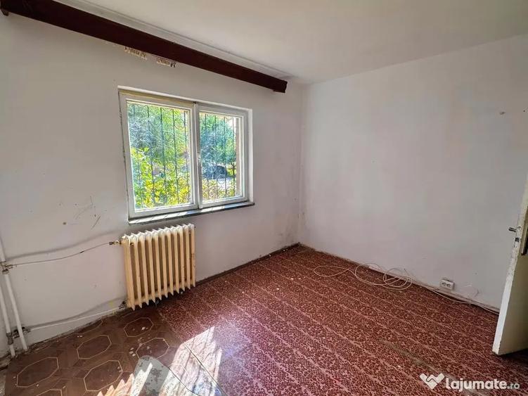 Apartament cu 2 camere semidecomandat în Craiovița Nouă