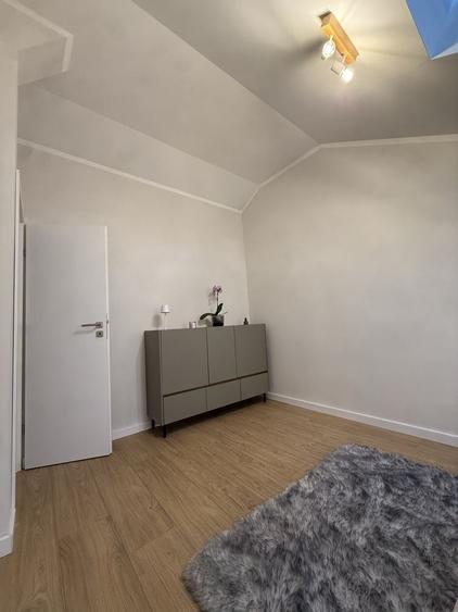 Apartament cu 3 camere semidecomandat în Cristian