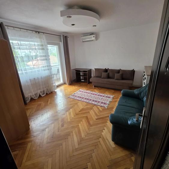 Apartament cu 3 camere decomandat în Torontalului