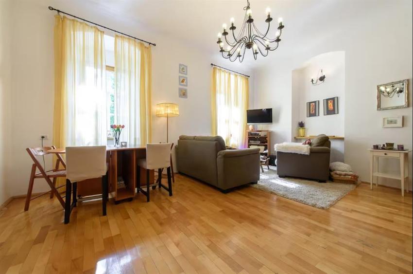 Apartament cu 2 camere semidecomandat, mobilat în Centrul Istoric