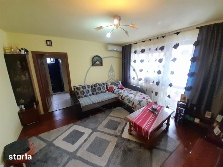 Apartament cu 3 camere semidecomandat, mobilat în Independenței