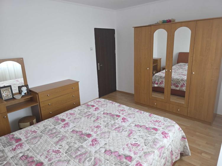 Apartament cu 3 camere decomandat în Găvana