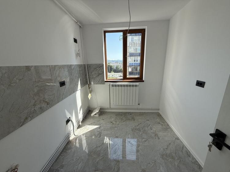 Apartament cu 3 camere semidecomandat în Autogară