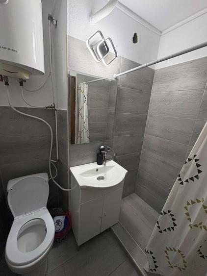 Apartament cu 3 camere decomandat în Craiovița Nouă