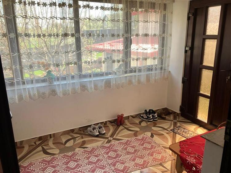 Casă cu 8 camere cu Teren 1172 Mp în Holboca