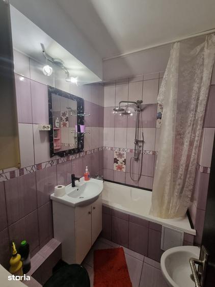 Apartament cu 3 camere decomandat în Podu Roș