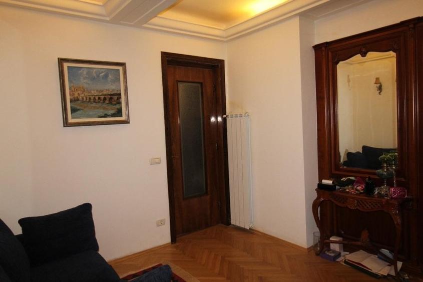 Apartament cu 3 camere circular, mobilat în Capitale