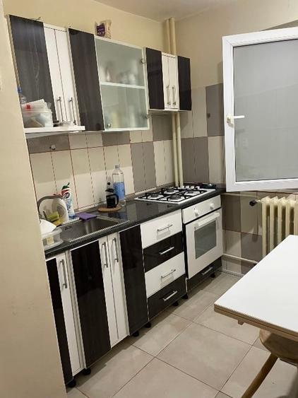 Apartament cu 2 camere semidecomandat în P-ța Victoriei