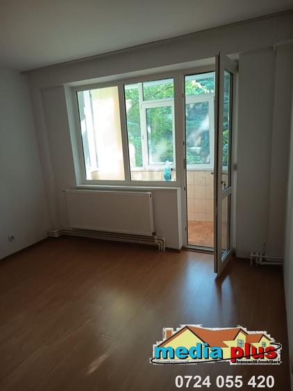Apartament cu 3 camere semidecomandat în Micro 17
