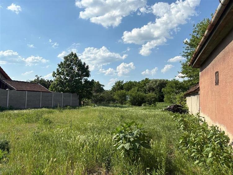 Teren Construcții intravilan de 1404 mp, în Sântion