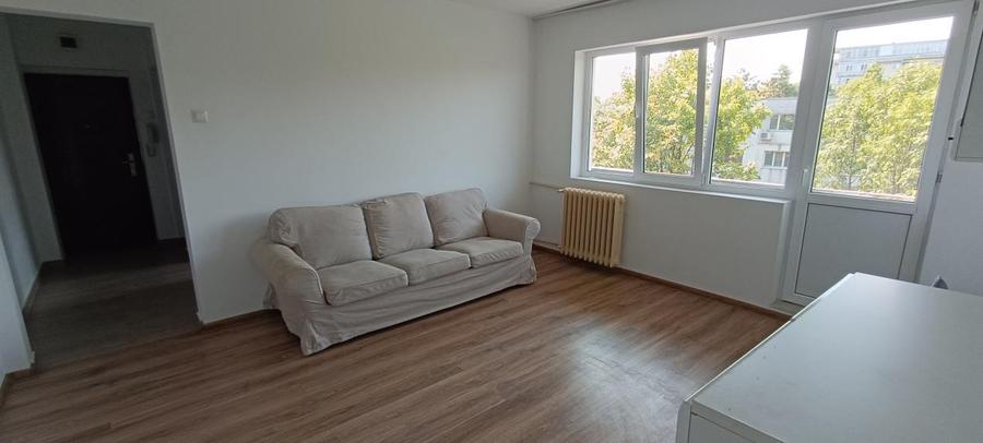 Apartament cu 3 camere semidecomandat, mobilat în Nord