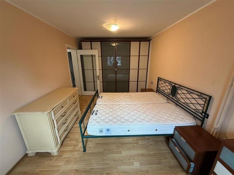 Apartament cu 4 camere decomandat, mobilat în Est