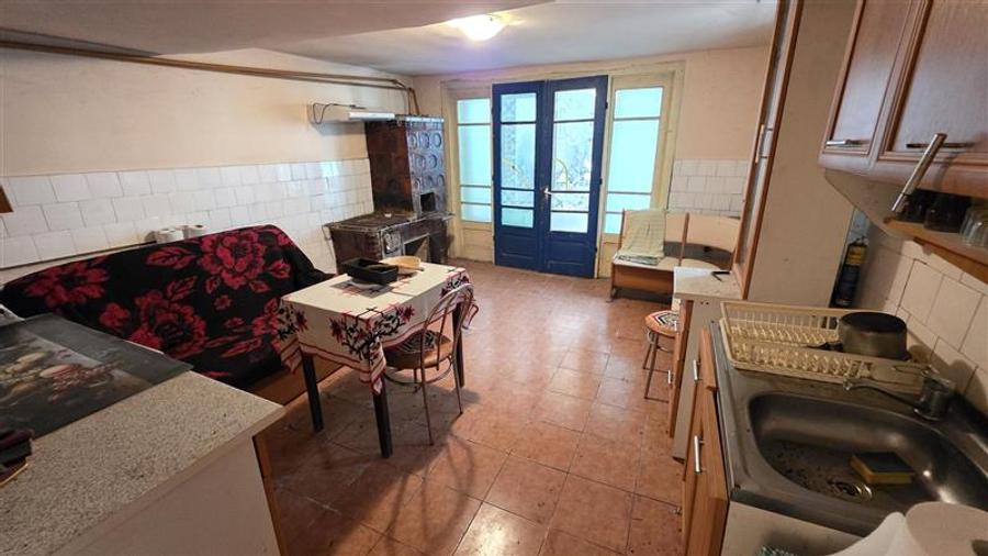 Casă individuală cu 11 camere cu Canalizare în Prigor