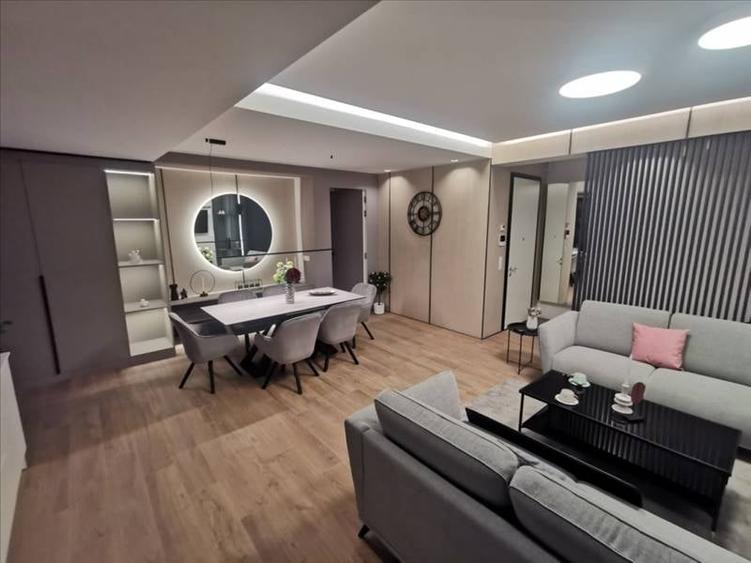 Apartament cu 3 camere decomandat, mobilat în Central