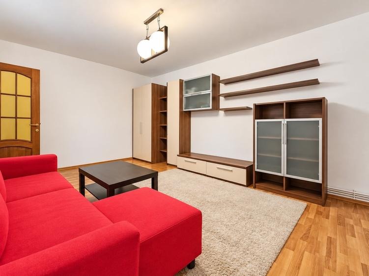 Apartament cu 4 camere decomandat, mobilat în Băneasa
