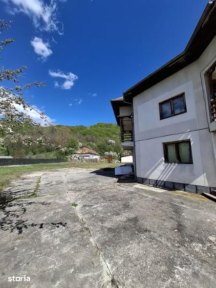Casă cu 6 camere cu Teren 3329 Mp în Central