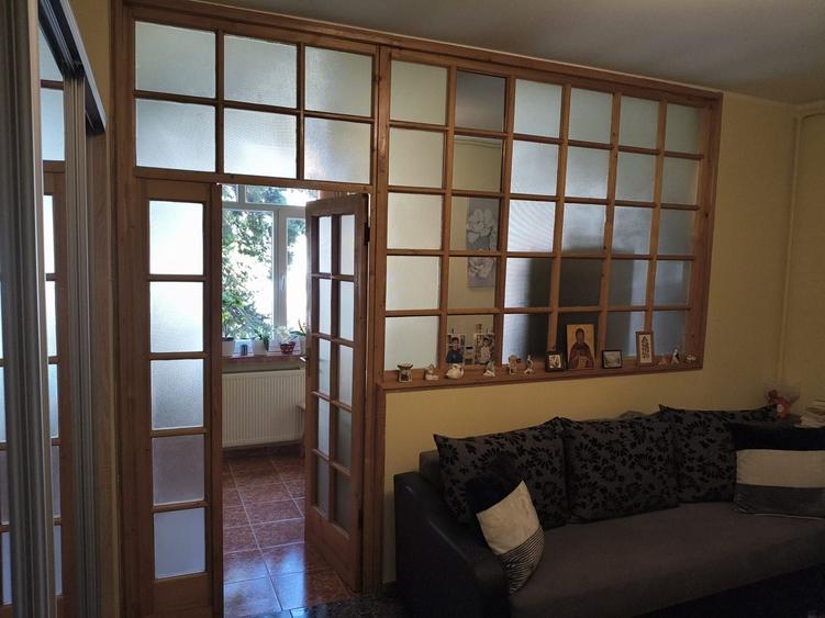 Apartament cu 3 camere semidecomandat, mobilat în Central