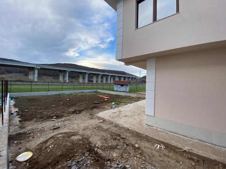 Casă individuală cu 4 camere cu Canalizare în Luna de Sus