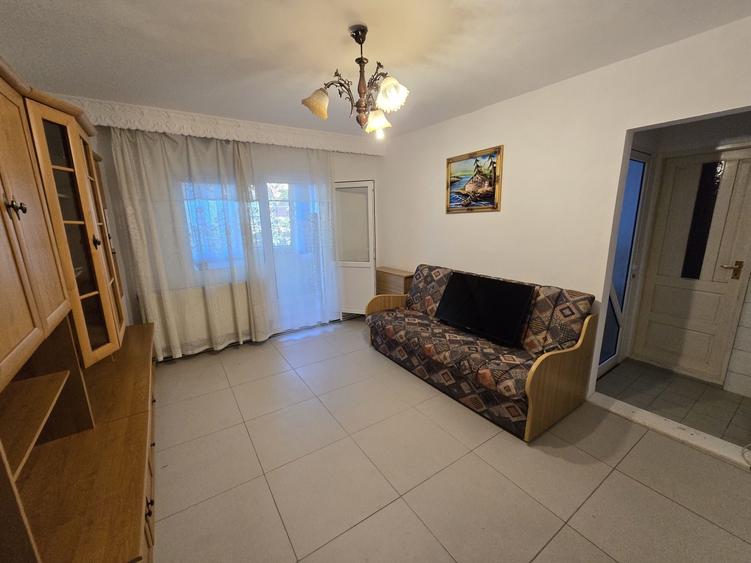 Apartament cu 3 camere semidecomandat în Ștefan cel Mare
