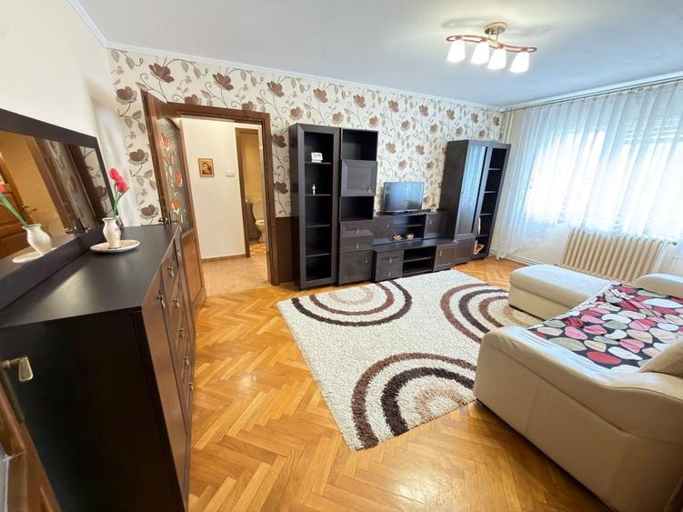 Apartament cu 3 camere decomandat, mobilat în Circumvalațiunii