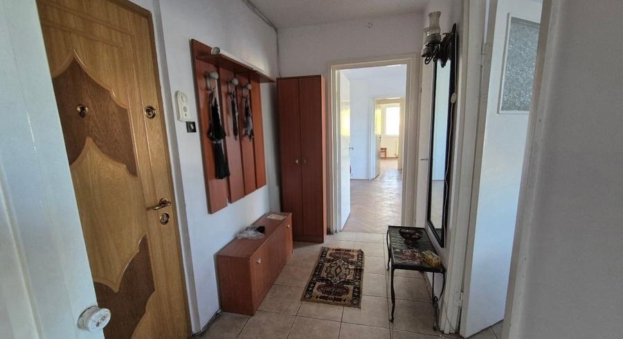 Apartament cu 3 camere semidecomandat în Astra