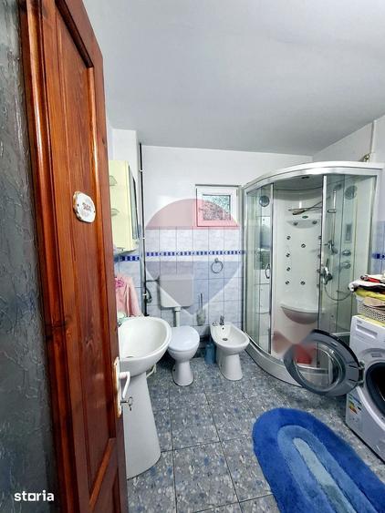 Casă cu 7 camere cu Teren 826 Mp în Provița de Sus