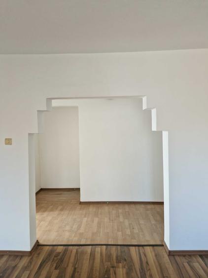 Apartament cu 2 camere decomandat în Petros