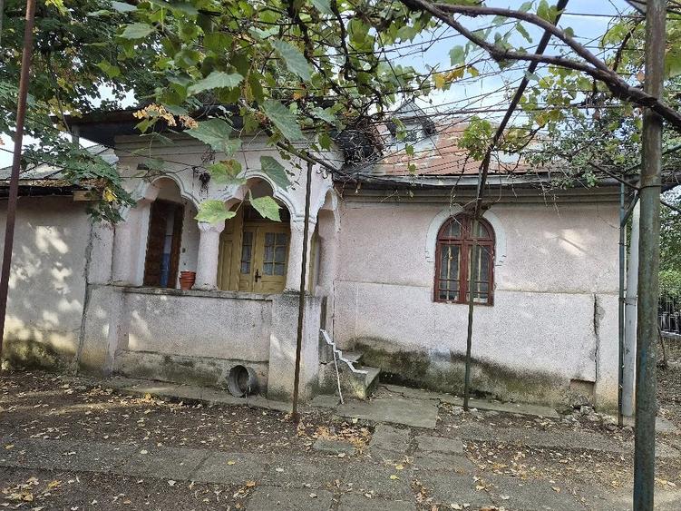Casă cu Teren 2200 Mp în Vârvor