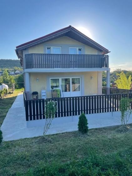 Casă individuală cu 7 camere cu Canalizare în Coșula