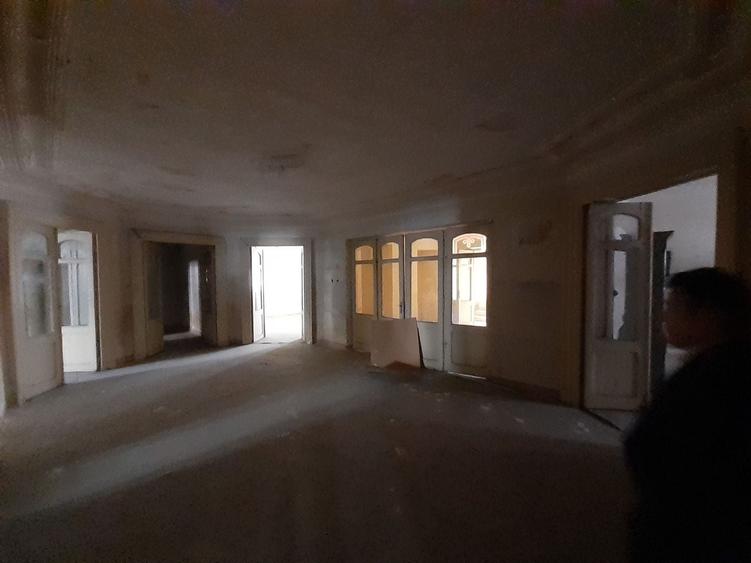 Casă individuală cu 19 camere cu Canalizare în P-ța Romană