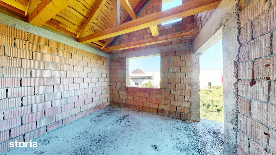 Casă cu 5 camere cu Teren 1000 Mp în Cristian