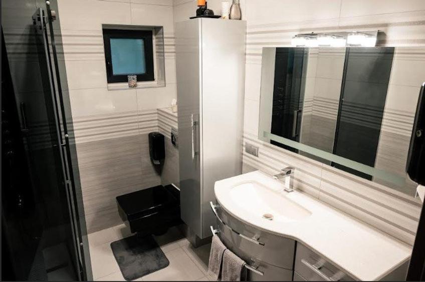 Casă individuală cu 5 camere cu Canalizare în Făget