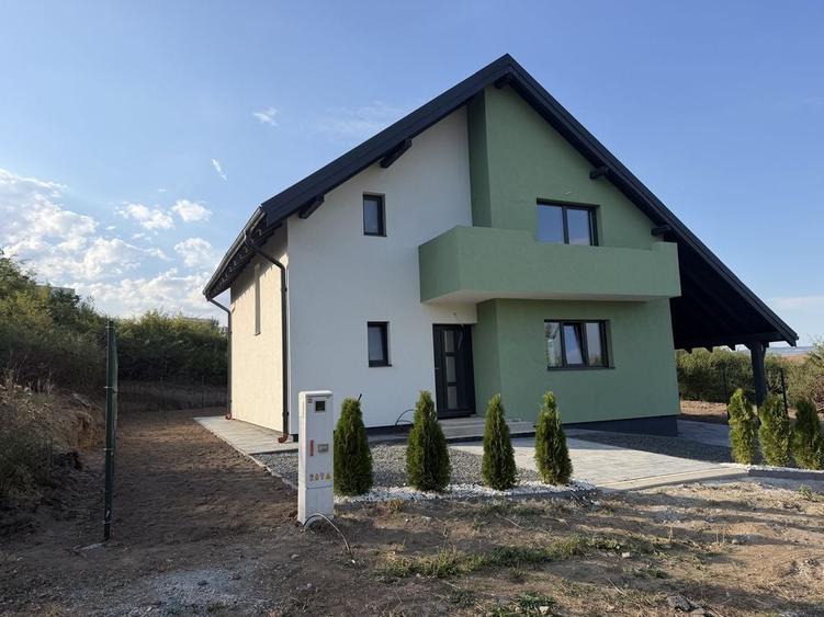 Casă cu 4 camere în Șelimbăr