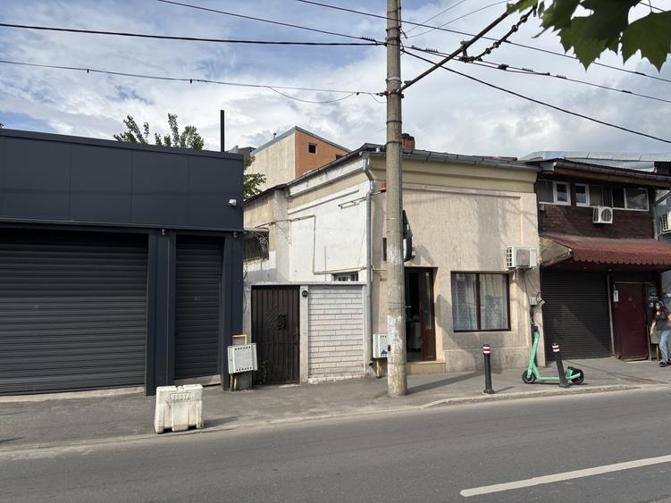Casă individuală cu 6 camere cu Canalizare în Iancului