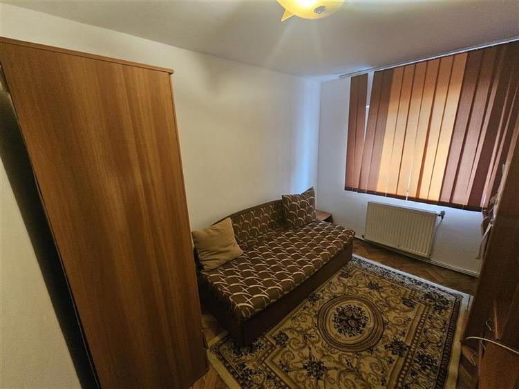 Apartament cu 3 camere decomandat, mobilat în Micro IV