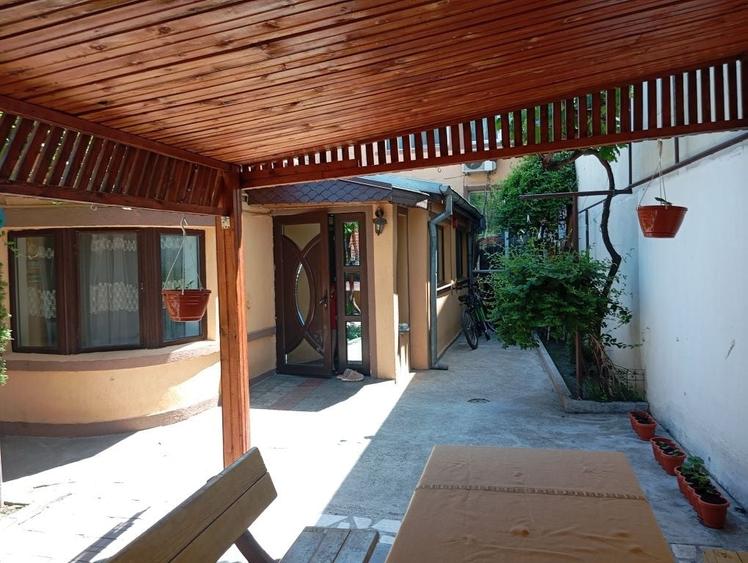 Casă cu 4 camere cu Teren 300 Mp în Central