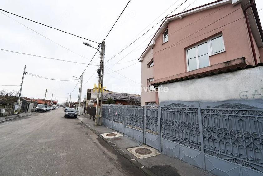 Casă cu 8 camere cu Teren 265 Mp în Romanești