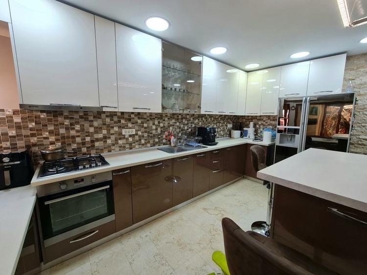 Casă individuală cu 6 camere cu Piscina în Domnești