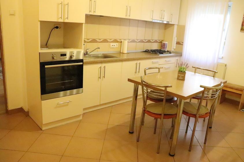 Apartament cu 2 camere semidecomandat în Centrul Bancar
