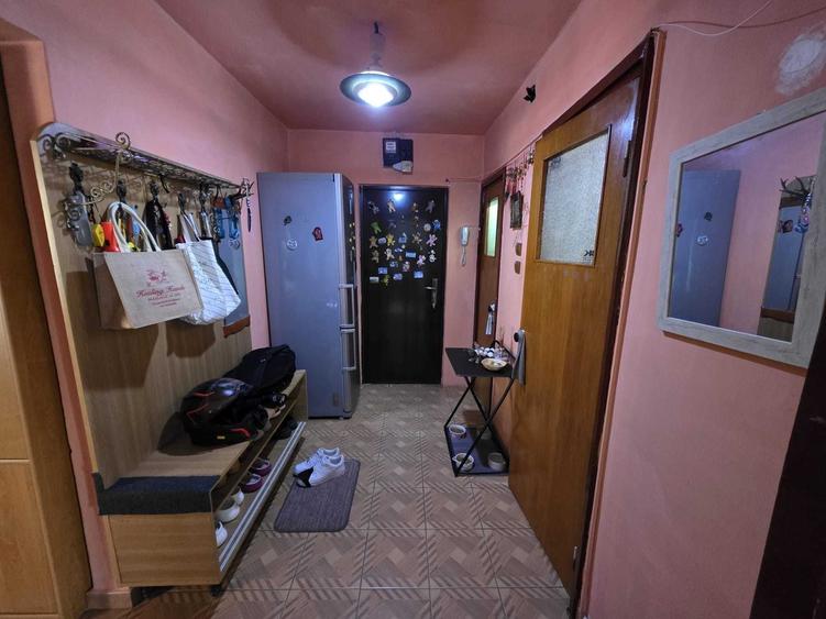 Apartament cu 3 camere decomandat în Valea Ialomiței