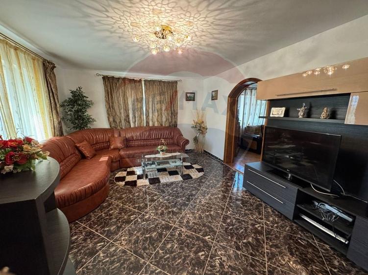 Casă individuală cu 6 camere cu Teren 1526 Mp în Bolotești