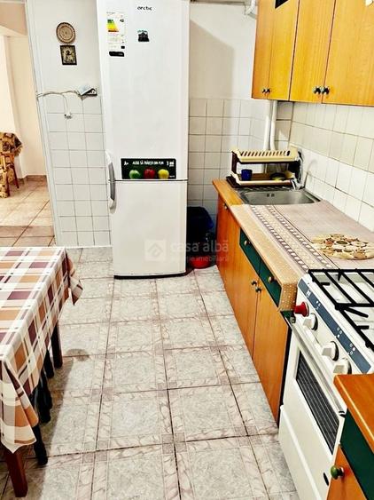 Apartament cu 3 camere semidecomandat, mobilat în Central