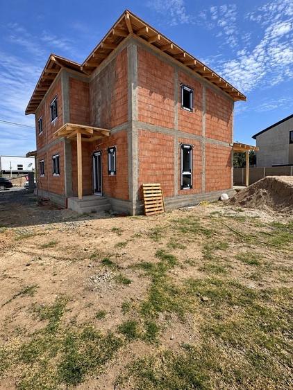 Duplex cu 5 camere cu Canalizare în Moșnița Nouă