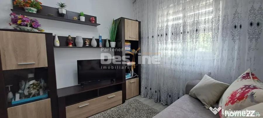 Apartament cu 3 camere semidecomandat în Tătărași