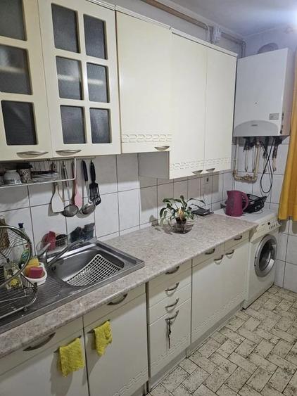 Apartament cu 3 camere semidecomandat în Craiovei
