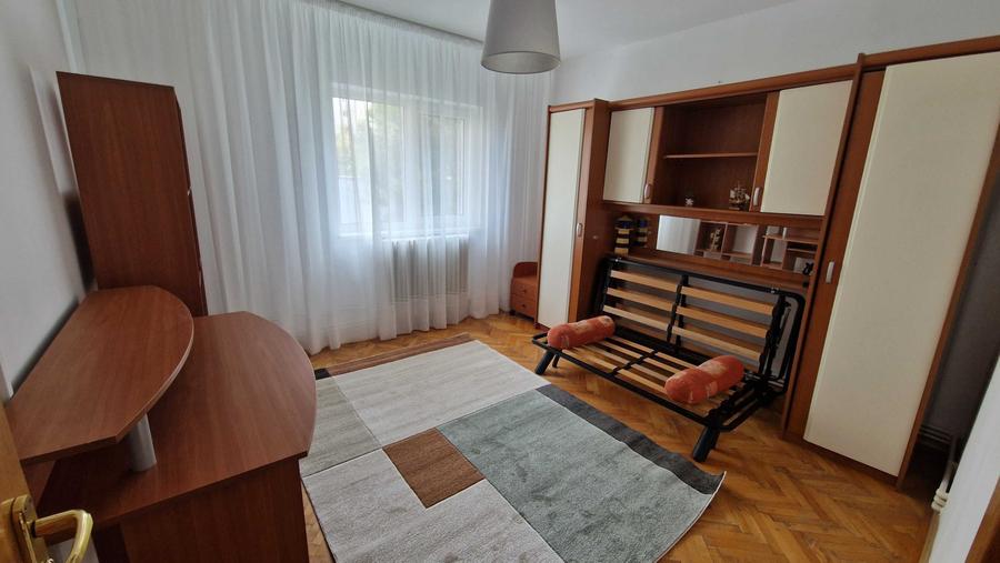 Apartament cu 3 camere decomandat în Casa de Cultură