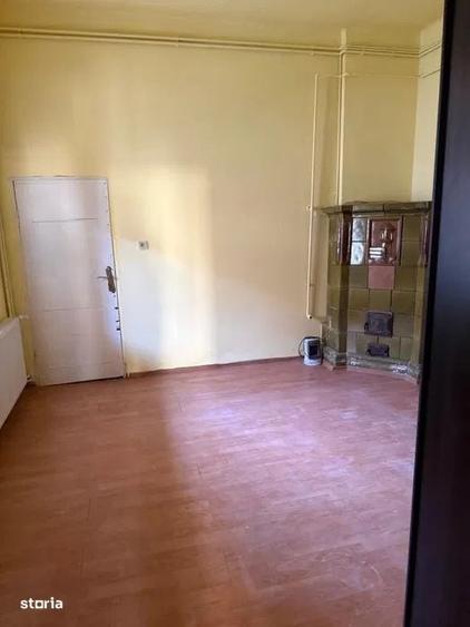 Casă cu 6 camere cu Teren 272 Mp în Central
